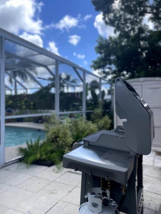Entire Home, Heated Pool, Just 10 Min To Beach! ベロ・ビーチ エクステリア 写真